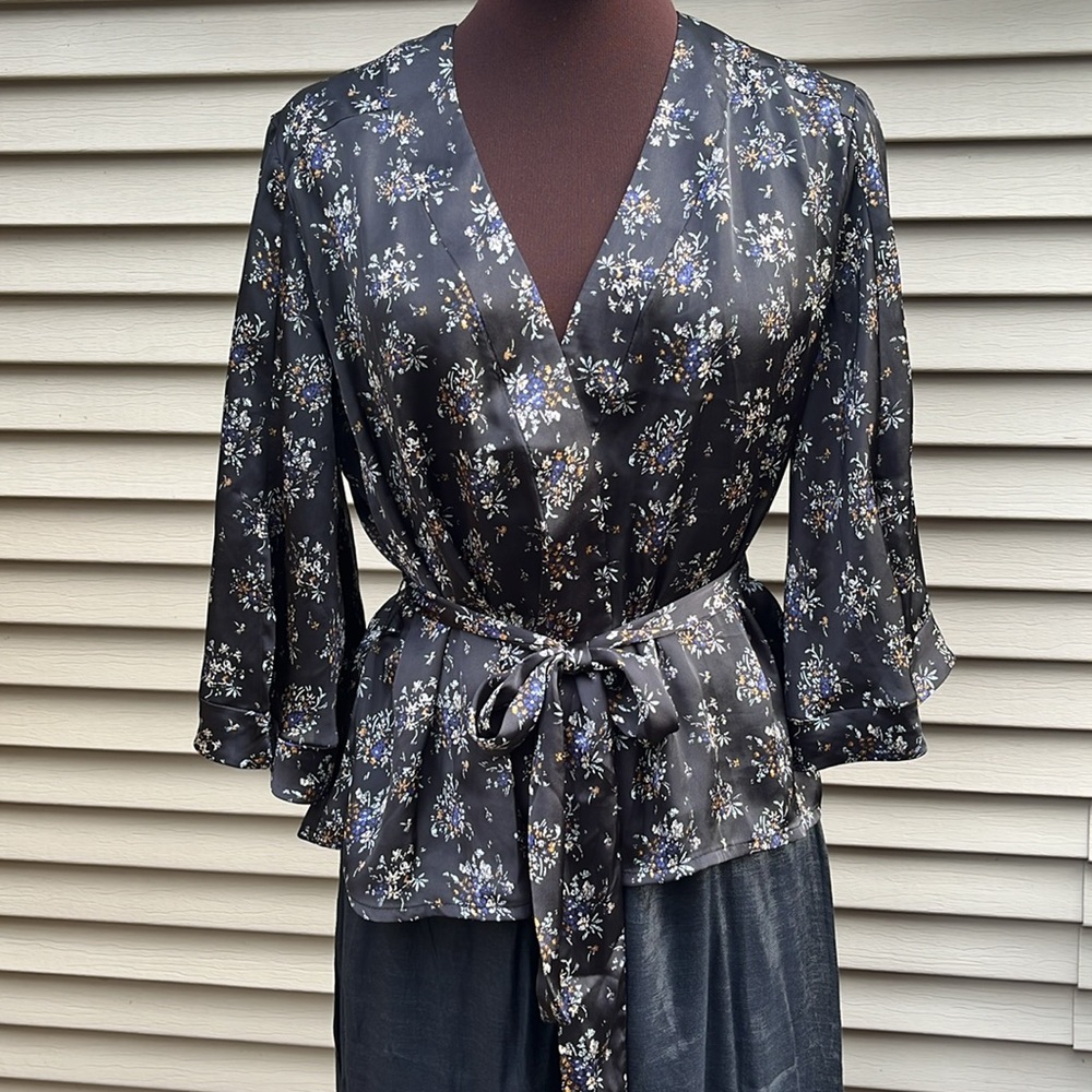 Wild Pearl top or light cardigan size small